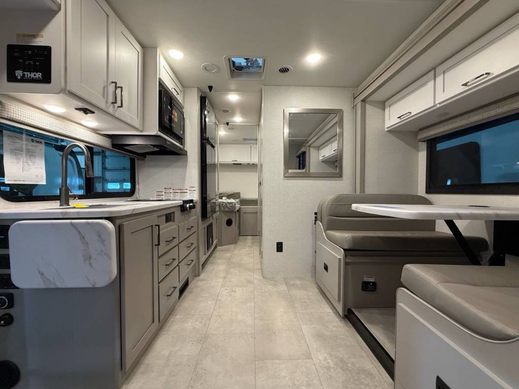Thor Motor Coach Echelon LZ25 Essence 2026 - RV Direct Club